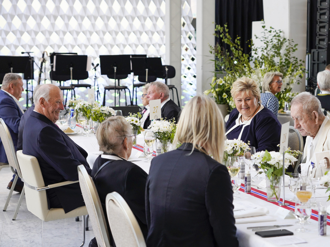 Kong Harald og statsminister Erna Solberg under regjeringens lunsj for veteraner og tidsvitner. Foto: Heiko Junge / NTB